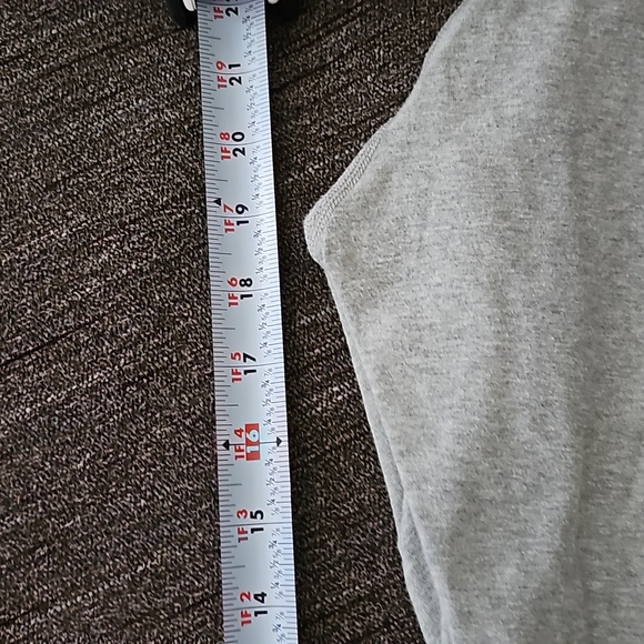 Lululemon Gray crops, Size 6 - Picture 7 of 9